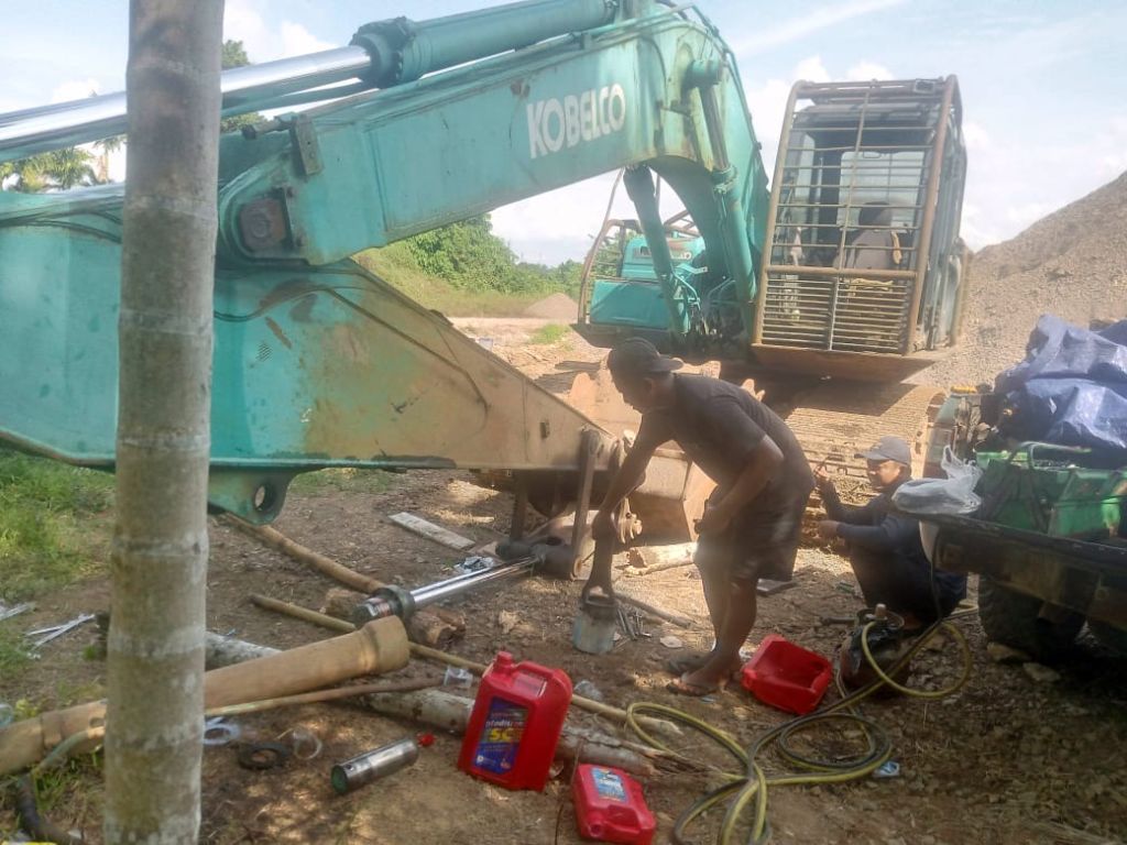 Maintenance Excavator Kobelco SK 200 Kec. Rantau Rasau