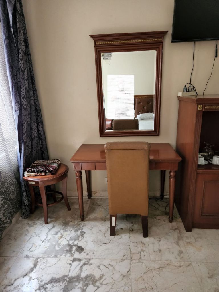 Meja Tulis + Cermin (kamar single bed 6 set)